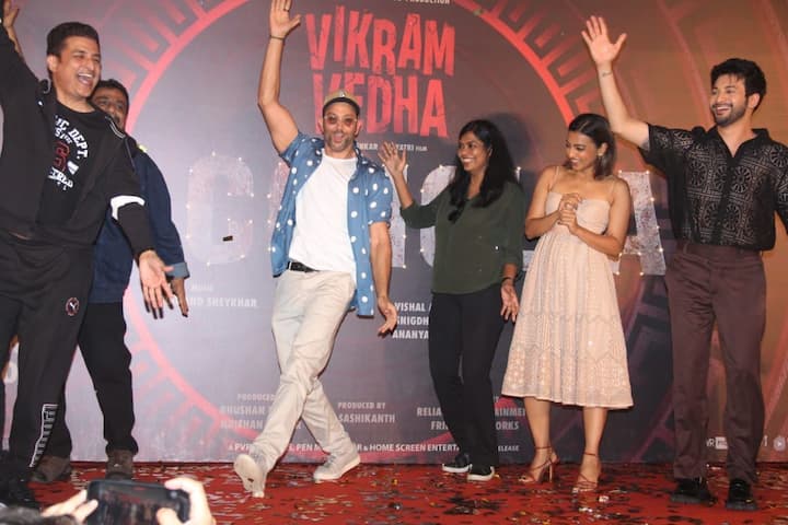 विक्रम वेधा के इस प्रमोशन के दौरान ऋतिक रोशन ने खूब सारी मस्ती की है. जिसका अंदाजा आप उनकी इस तस्वीरों के जरिए लगा सकते हैं.