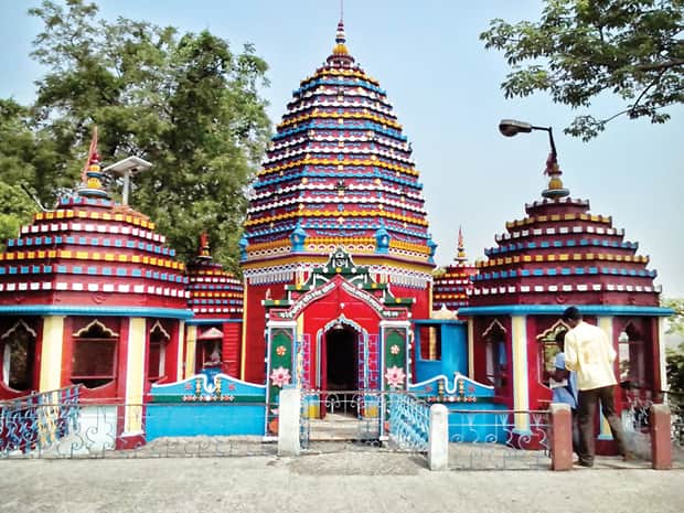 मंदिर के अंदर मां छिन्नमस्तिका का गला सर्पमाला तथा मुंडमाल से सजाया गया है. खुले केश और आभूषणों से सजी मां की प्रतिमा रक्तपान कराती दिखती है.