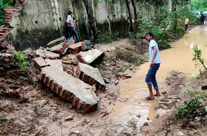 उत्तर प्रदेश की राजधानी लखनऊ में तीन दिन की बारिश ने तबाही मचा दी है. लखनऊ में शुक्रवार सुबह 3 बजे दिलकुशा कॉलोनी में दीवार गिरने से 9 लोगों की दबकर मौत हो गई.