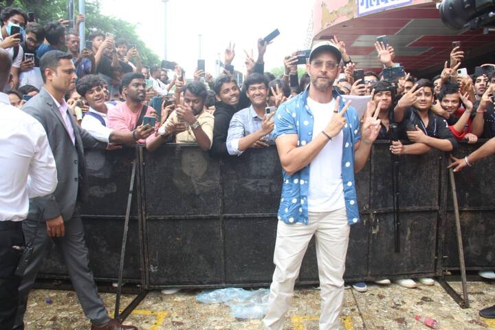 इसके अलावा ऋतिक रोशन ने बैक स्टेज जाकर अपने तमाम प्रशंसकों के साथ खास मुलाकात की और उनको ओटोग्राफ भी दिया.