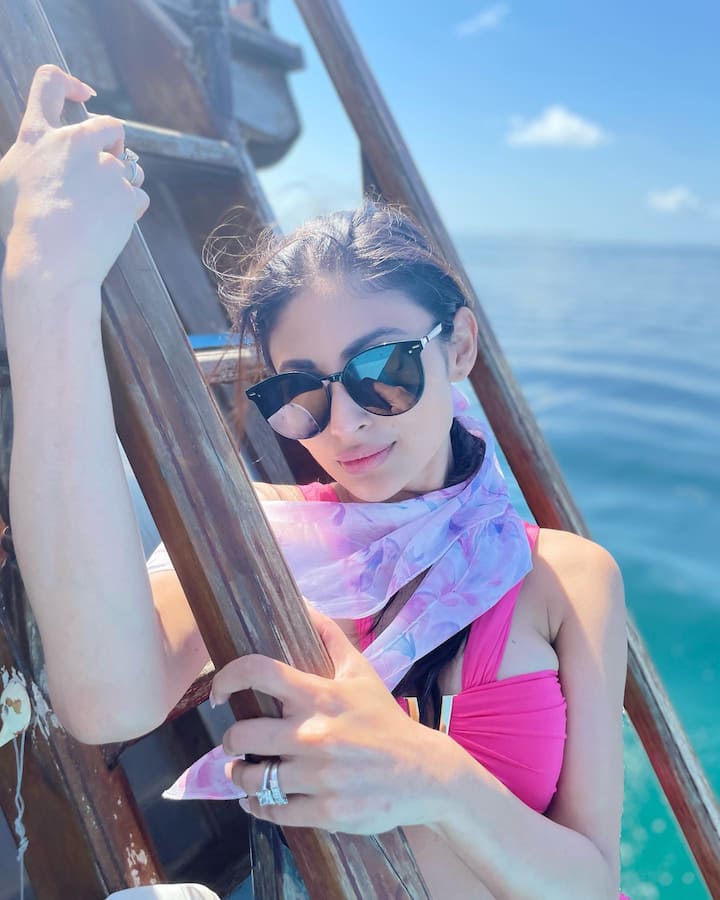 మౌని రాయ్ లేటెస్ట్ ఫోటోస్. Image Credit: Mouni Roy/ Instagram
