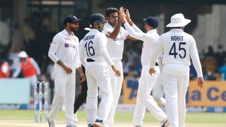 ভারতের হয়ে এক বছরে (২০১৬) সর্বাধিকবার পাঁচ উইকেট (আট বার) ও ১০ উইকেট (তিন বার) নিয়েছেন তিনি।