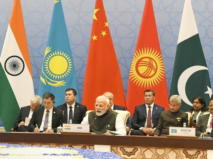SCO Summit: भारत के हितों को सर्वोपरि रखते हुए PM मोदी ने दिखाया शांति का रास्ता SCO Summit 2022 PM Modi Vladimir Putin Xi Jinping Samarkand PM Modi Showed The Path of Peace in Uzbekistan SCO Summit: भारत के हितों को सर्वोपरि रखते हुए PM मोदी ने दिखाया शांति का रास्ता