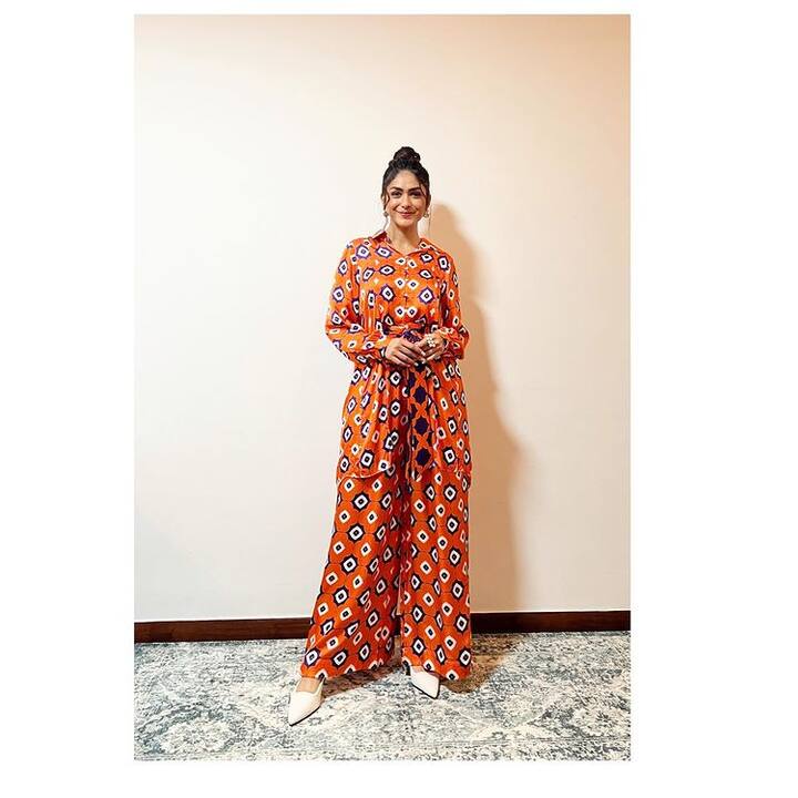 ఈ సినిమా ఆడకపోయినా.. మృణాల్ కి మంచి పేరొచ్చింది. దీంతో ఆమెకి అవకాశాలు పెరిగాయి.(Photo Courtesy: Mrunal Thakur Instagram)