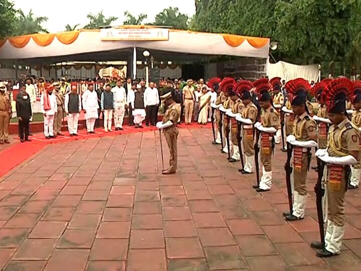 मुख्यमंत्री एकनाथ शिंदे (CM Eknath shinde) यांनी आज हैदराबाद मुक्ती संग्राम (Marathwada Mukti Sangram Din) दिनाच्या कार्यक्रमाला उपस्थिती लावत ध्वजारोहण केले