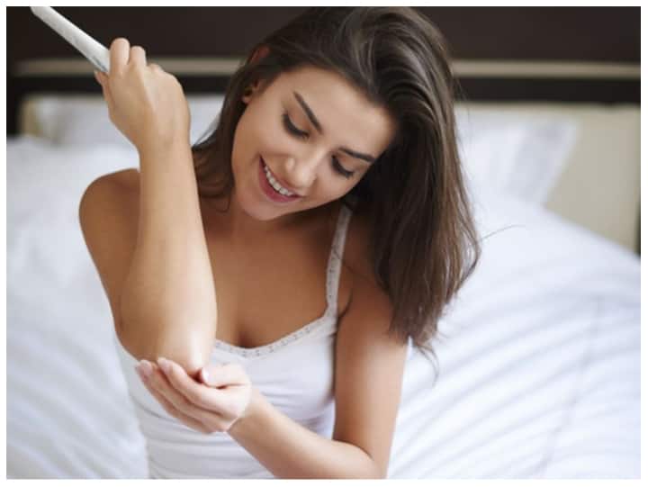 हिल स्टेशन पर घूमने जाते वक्त अपने साथ सनस्क्रीन, लिप बाम और दूसरी क्रीम जरूर लेकर जाएं. पहाड़ों की धूप काफी तेज होती है जिससे टैनिंग हो सकती है. स्किन और लिप्स ड्राई हो जाती है.