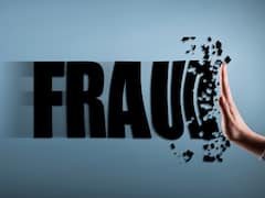 చీటింగ్‌ చేశారని మాజీ మంత్రి , మాజీ సీపీ కుమారుడిపై కేసు