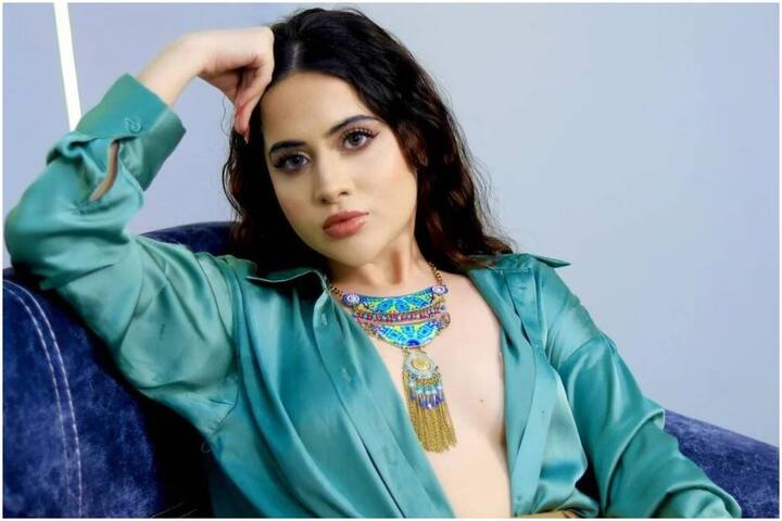 उर्फी ने अपनी स्टोरी में लिखा है- मैंने तुम्हारे तलाक के बारे में बात करने के लिए सॉरी बोला था। लेकिन किसी इंसान से जेल में जाकर पैसे और गिफ्ट्स लेने के लिए मैं सॉरी क्यों बोलूंगी. खुद को शर्मिंदा करना बंद करो.