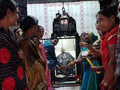 PHOTO : बीडच्या धानोरा येथील मारुती मंदिरात महिलांचा प्रवेश