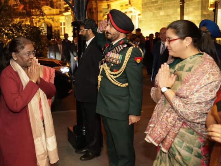 Indian President Droupadi Murmu reaches London to attend the funeral of Queen Elizabeth II Droupadi Murmu: সোমবার শেষকৃত্য রানির, লন্ডন পৌঁছলেন রাষ্ট্রপতি দ্রৌপদী, সরকারের হয়ে শোকজ্ঞাপন