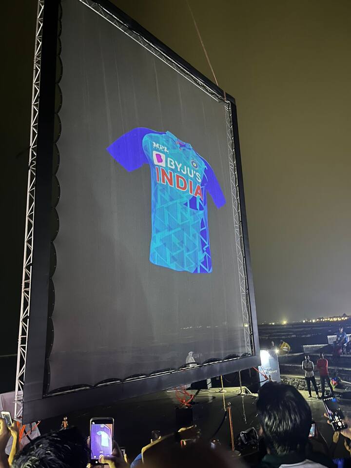 मुळे भारताच्या जर्सीवर तीन स्टार आहेत. ऑक्टोबरमध्ये ऑस्ट्रेलियात होणारा विश्वचषक जिंकण्यासाठी भारतीय संघ उतरणार आहे.