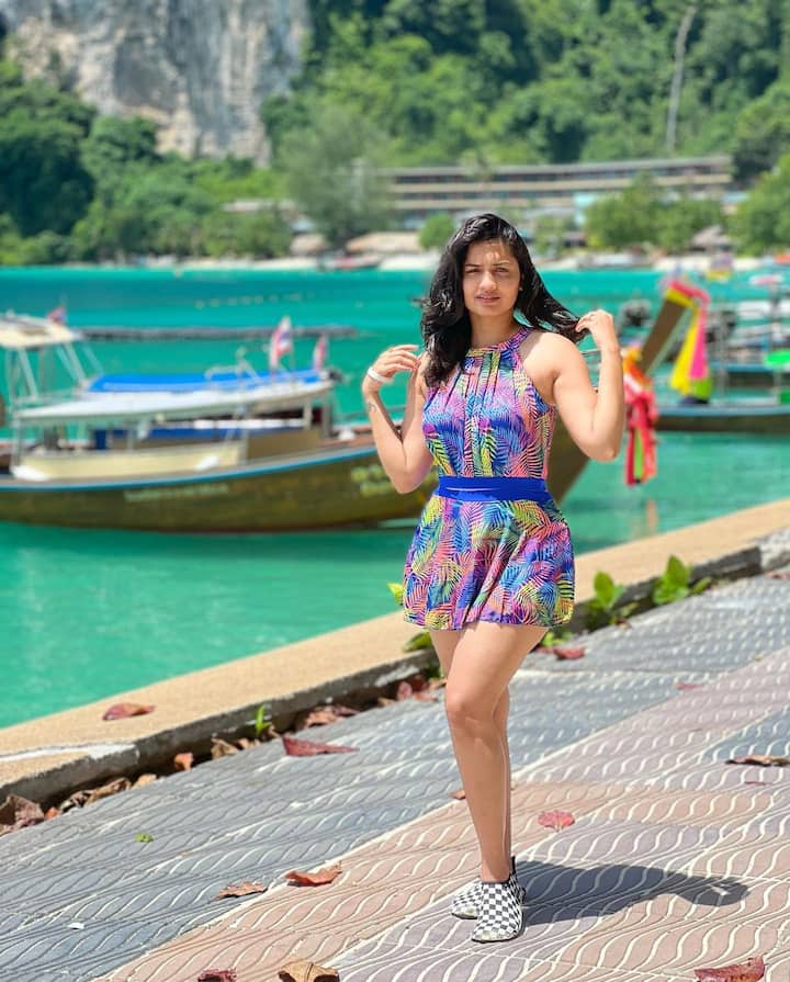 नुकताच हृताने तिचा वाढदिवस साजरा केला. या दिवस खास बनवण्यासाठी हृता पती प्रतिकसह परदेशी फिरायला गेली होती.