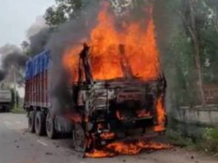 Muzaffarnagar News Sudden fire in a truck full of sugarcane burnt to ashes  driver saved his life  ANN Muzaffarnagar Fire: गन्ने से भरे ट्रक में अचानक लगी आग, अगला हिस्सा जलकर हुआ खाक, ड्राइवर ने कूदकर बचाई जान