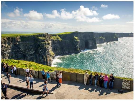Cliffs of Moher (Ireland) આ ખૂબ જ સુંદર આયરલેન્ડ છે. મોહરની ચટ્ટાન જોવા માટે મોટી સંખ્યામાં લોકો અહીં આવે છે. અહીંથી એન્ટલાટિક મહાસાગરની વચ્ચેનો શાનદાર નજારો દેખાય છે. લોકો ઉત્તમ નજારો જોવાના ચક્કરમાં કિનારાની ખૂબ જ નજીક પહોંચી જાય છે.જેના કારણે કેટલાક લોકોના મોત થઇ જાય છે.