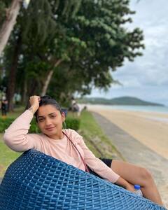 PHOTO : ‘फुलपाखरू’ हृता दुर्गुळे रमली निसर्गाच्या सानिध्यात! परदेशात लुटतेय सुट्ट्यांचा आनंद