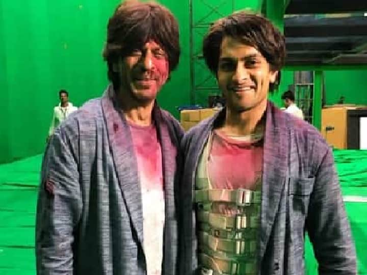 Shah Rukh Khan's Brahmastra stunt double Hasit Savani shares unseen BTS pic with SRK Shah Rukh Khan की ब्रह्मास्त्र के स्टंट डबल हसीत सवानी संग तस्वीर आई सामने, BTS फोटो में दिखा 'लीजेंड' का खास अवतार