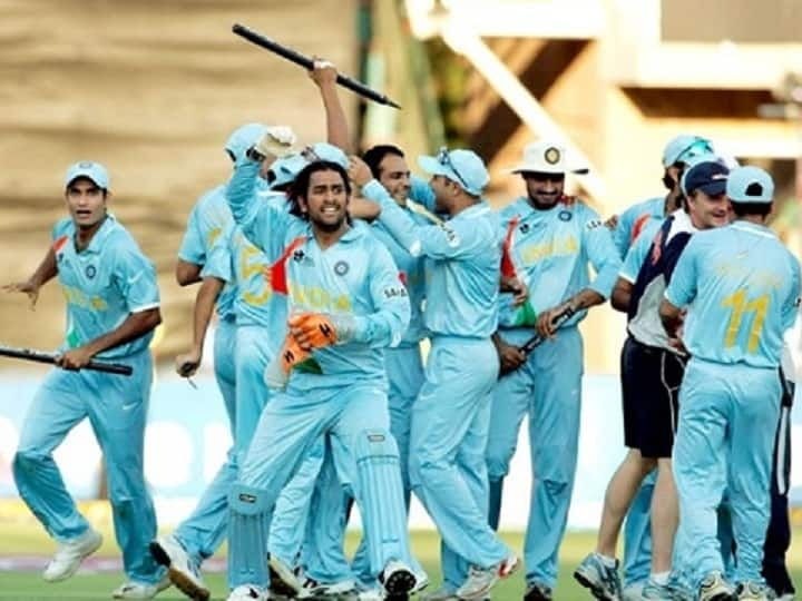 T20 World Cup 2022: अक्टूबर में शुरू हो रहे टी20 वर्ल्ड में टीम इंडिया नई जर्सी में उतरेगी. जल्द ही यह जर्सी सबके सामने होगी. इससे पहले देखिए कैसी थीं भारत की अब तक के सभी टी20 वर्ल्ड कप की जर्सी..