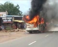 Photo: औरंगाबादमध्ये धावत्या सीटी बसला भीषण आग, पूर्णपणे जळून खाक