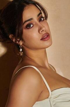 ਬੋਲਡ ਲੁੱਕ 'ਚ ਨਜ਼ਰ ਆਈ Janhvi Kapoor, ਸ਼ਾਰਟ ਡਰੈੱਸ ਪਾ ਕੇ ਦਿੱਤੇ ਕਿਲਰ ਪੋਜ਼