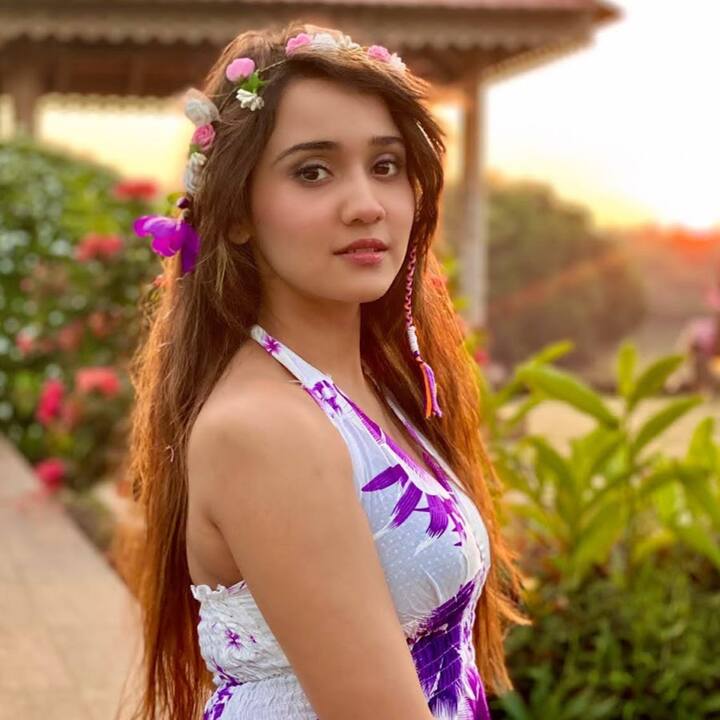 आशी सिंह को तीन दिन के एक शूट के लिए साढे़ सात हजार रुपए मिले थे. वही आशी की पहली कमाई थी, जिसमें से उन्होंने आधे मम्मी को दिए थे, कुछ भगवान को चढ़ाए थे और कुछ खुद रख लिए थे.