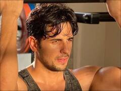 'योद्धा' की शूटिंग सेट पर सिद्धार्थ मल्होत्रा ने दिखाई अपनी फिटनेस, पेड़ के सहारे किया जिम