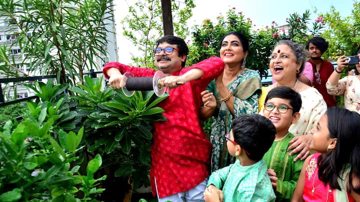 বিশ্বকর্মা পুজোর দিন প্রথমবার সাংবাদিকদের সামনে হাজির তিন খুদে। গার্গী রায়চৌধুরী (Gargi Roychowdhury), শিবপ্রসাদ মুখোপাধ্যায় (Shiboproshad Mukherjee), নন্দিতা রায়ের (Nandita Roy) সঙ্গে ঘুড়ির সুতোয় টান দিলেন তাঁরাও।