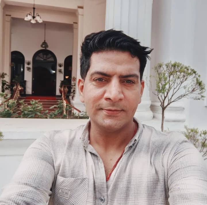 आशुतोष फिल्म 'जिला गाजियाबाद' और 'शॉर्टकट रोमियो' जैसी फिल्मों में नजर आए, लेकिन उन्हें वह पहचान नहीं मिली, जिसके वह हकदार थे.