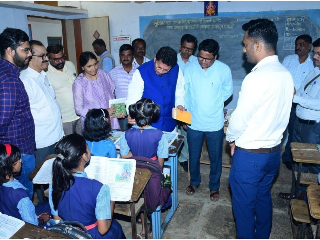 Deepak Kesarkar in Kolhapur : वही आवडते, की पुस्तक? शिक्षण मंत्री दीपक केसरकरांचा विद्यार्थ्यांना प्रश्न! Do you like notebook or book Education Minister Deepak Kesarkar question to students in kolhapur Deepak Kesarkar in Kolhapur : वही आवडते, की पुस्तक? शिक्षण मंत्री दीपक केसरकरांचा विद्यार्थ्यांना प्रश्न!