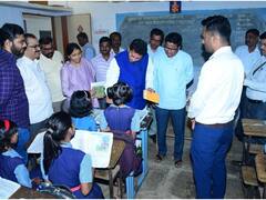 Deepak Kesarkar in Kolhapur : वही आवडते, की पुस्तक? शिक्षण मंत्री दीपक केसरकरांचा विद्यार्थ्यांना प्रश्न! 