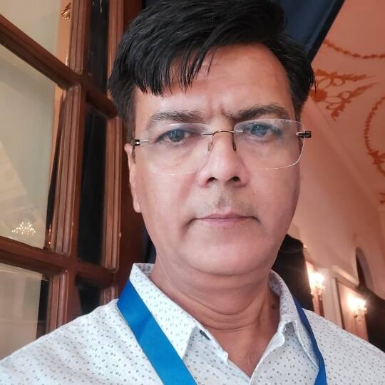 Sagar Madhya Pradesh Dr. DK Goswami CMHO died of heart attack while on his way to Gwalior ANN Sagar: सागर के CMHO डॉक्टर डीके गोस्वामी का दिल का दौरा पड़ने से निधन, ग्वालियर जाते समय आया हार्ट अटैक