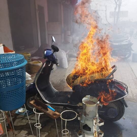 Kota Rajasthan sudden fire broke out in electric scooter fire accident department ANN Kota News: कोटा में दुकान के सामने खड़े इलेक्ट्रिक स्कूटर में अचानक लगी आग, जलकर हुआ खाक