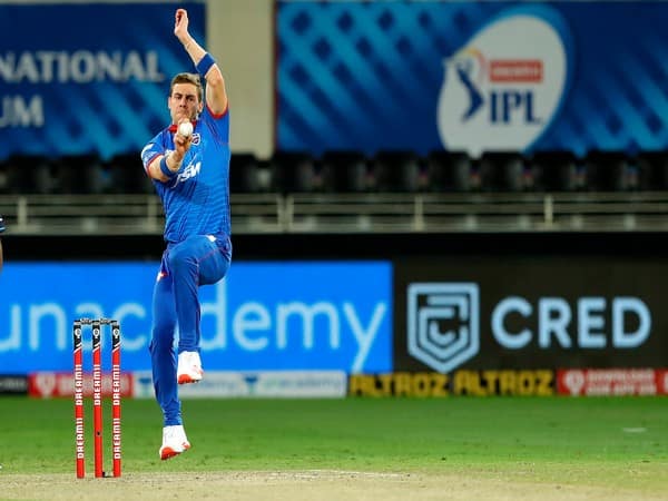 আনরিচ নোখিয়া গত টি-টোয়েন্টি বিশ্বকাপে ৫ ম্যাচে ২০ ওভার বল করে ১০৪ রান দিয়ে ৯ উইকেট তুলে নেন।