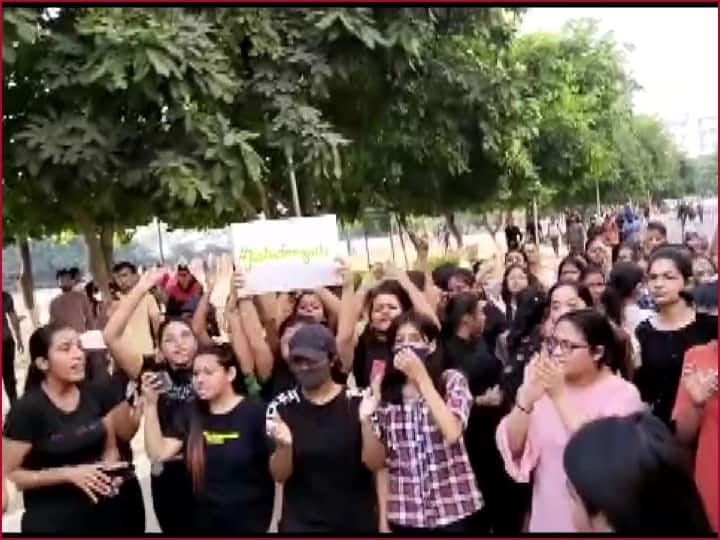 Punjab Student Protest outside on Chandigarh University MMS Scandal Case MMS कांड: 'अपने प्रेमी को भेजी थीं फोटो-वीडियो, लेकिन...', यूनिवर्सिटी का बयान, अब भी प्रोटेस्ट कर रहे स्टूडेंट्स