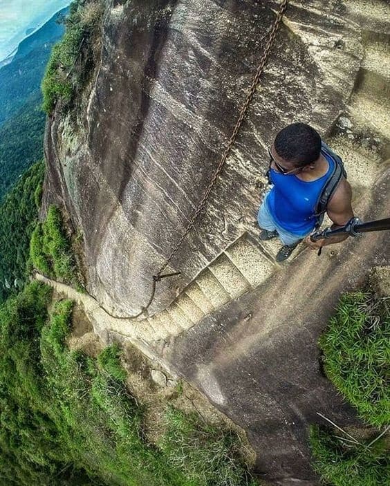 Dangerous Places On Earth: દુનિયામાં આવા અનેક પર્યટન સ્થળો છે જ્યાં લોકો હથેળી પર જીવ લઈને ફરવા જાય છે. આ પ્રવાસન સ્થળો પોતાની સુંદરતાની સાથે સાથે ખતરનાક હોવા માટે પણ પ્રખ્યાત છે.