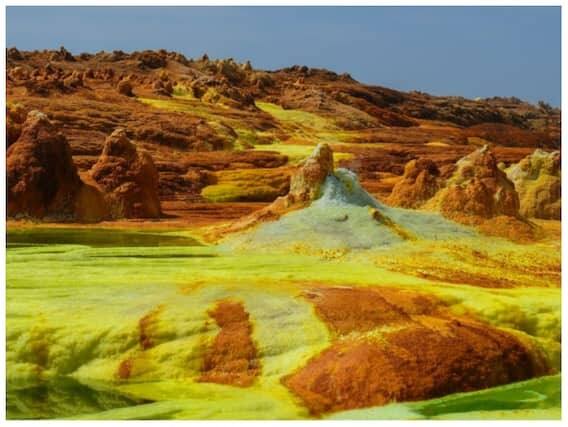 Death Valley (California)- આ દુનિયાનું સૌથી ગરમ પ્લેસ છે.અહીં 150 ડિગ્રી સુધી તાપમાન પહોંચી જાય છે.