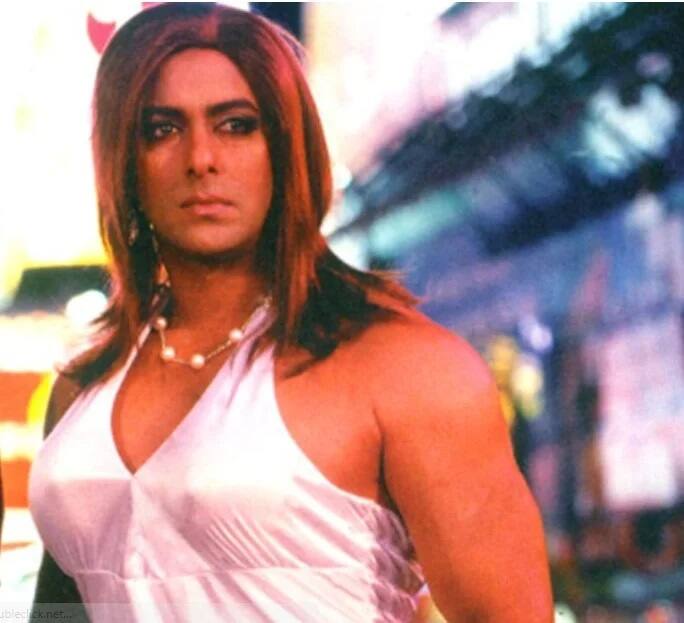 सलमान खान (Salman Khan) साल साल 2006 में रिलीज हुई फिल्म 'जान-ए-मन' में एक महिला के गेटअप में नजर आए थे. इस लुक के साथ सलमान ने पिंक कलर की डीप नेक गाउन पहनी थी