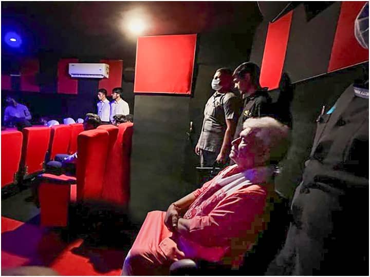 Jammu Kashmir LG Manoj Sinha inaugurated cinema halls in Pulwama and Shopian Jammu Kashmir: पुलवामा-शोपियां में खुले सिनेमा हॉल, उपराज्यपाल बोले- हर जिले में जल्द होगा थिएटर