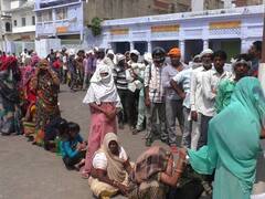 भरतपुर में हो रही खाद की कालाबाजारी, प्रति बिल 20 रुपये ज्याद दे रहे किसान, लगी लंबी लाइन