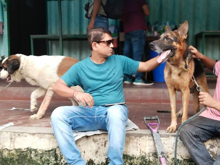 इसके लिए नियम कानून जो पहले से बनाए गए थे उन्हें अब सख्ती से पालन कराया जा रहा है. वायरल हुए कई वीडियो के बाद नोएडा और दिल्ली समेत पूरे एनसीआर में रहने वाले लोगों में कुत्तों को लेकर दहशत हो गई है जहां एक तरफ ऐसी खतरनाक नस्ल के डॉग को लेकर खतरा बना हुआ है तो वहीं दूसरी तरफ लोग अब जर्मन शेफर्ड और पिटबुल जैसे कुत्ते के मालिकों को अलग नजर से देख रहे हैं.