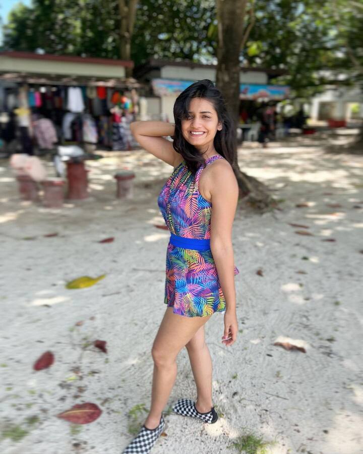 अभिनेत्री हृता दुर्गुळे सोशल मीडियावर वेगवेगळ्या लूकमधील फोटो शेअर करत असते.