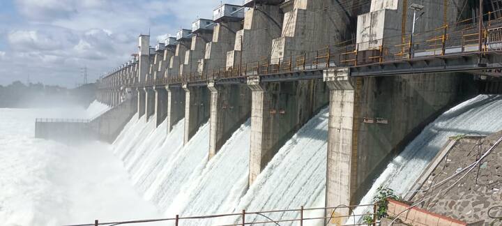 Jayakwadi Dam : नाशिक (Nashik) जिल्ह्यातील धरणं जवळपास पूर्णपणे भरली असून, पाण्याचा विसर्ग गोदावरी नदीत (Godavari River) करण्यात येत आहे.
