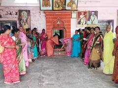 PHOTO : बीडच्या धानोरा येथील मारुती मंदिरात महिलांचा प्रवेश