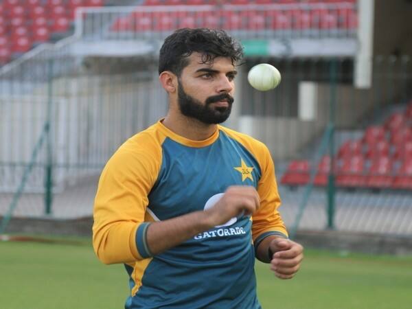 ৬ ম্যাচে ২৩ ওভার বল করে ১৩৮ রান দিয়ে মোট ৯ উইকেট তুলে নেন শাদাব খান।
