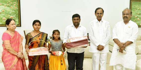 CM KCR Names A Girl: తొమ్మిదేళ్లుగా పేరు లేని పాపకు నామకరణం చేసిన సీఎం కేసీఆర్ | ABP Desam