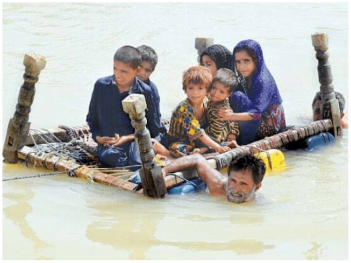 Pakistan Flood impactt on kids in pakistan know total lost Pakistan Flood: बाढ़ में डूब रहा पाकिस्तान का 'भविष्य', करीब 1 करोड़ 60 लाख बच्चे प्रभावित, 40 लाख से ज्यादा को तुरंत इलाज की जरूरत