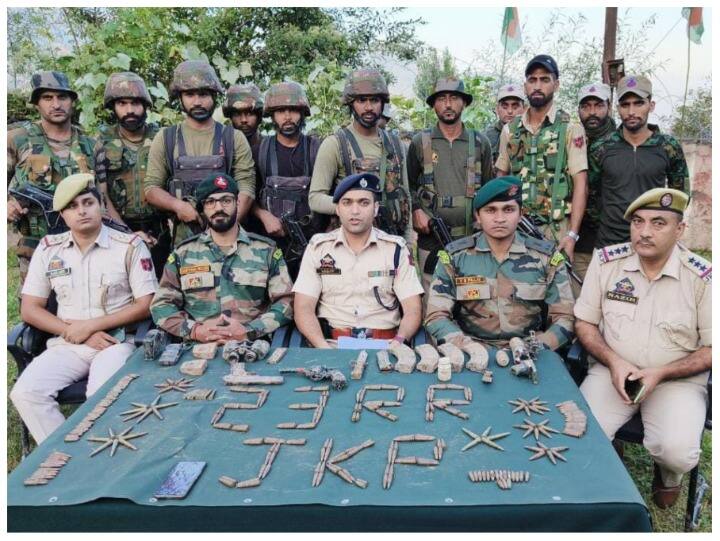 Terrorist hideout busted in Jammu and Kashmirs Ramban recovered huge explosives ANN Jammu and Kashmir: जम्मू-कश्मीर के रामबन में आतंकी ठिकाने का भंडाफोड़, भारी मात्रा में विस्फोटक बरामद