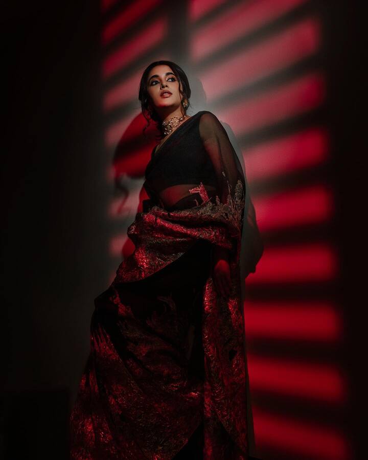 నలుపు చీరలో ఆమె మరింత అందంగా కనిపిస్తోంది. -Image Credit: Priyanka arul mohan /Instagram