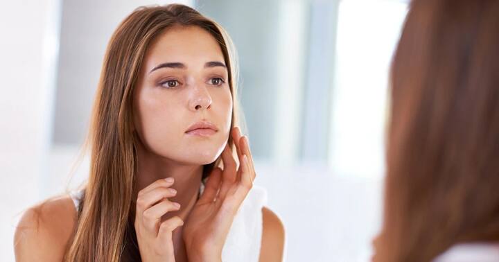 ਸਰੀਰ 'ਤੇ ਝੁਰੜੀਆਂ ਪੈਣ ਦੀ ਪ੍ਰਕਿਰਿਆ ਤੇਜ਼ ਹੋ ਜਾਂਦੀ ਹੈ। ਐਂਟੀਆਕਸੀਡੈਂਟ (Antioxidant) ਇਨ੍ਹਾਂ ਫ੍ਰੀ ਰੈਡੀਕਲਸ ਨੂੰ ਰੋਕਣ ਦਾ ਕੰਮ ਕਰਦੇ ਹਨ। ਪਰ ਜਦੋਂ ਸਰੀਰ ਵਿੱਚ ਫ੍ਰੀ ਰੈਡੀਕਲਸ ਅਤੇ ਐਂਟੀਆਕਸੀਡੈਂਟਸ ਵਿਚਕਾਰ ਸੰਤੁਲਨ ਵਿਗੜ ਜਾਂਦਾ ਹੈ ਤਾਂ ਸਰੀਰ ਦੀ ਚਮੜੀ, ਸੈੱਲਾਂ ਅਤੇ ਟਿਸ਼ੂਆਂ ਵਿੱਚ ਪੈਦਾ ਹੋਣ ਵਾਲੇ ਤਣਾਅ ਨੂੰ ਆਕਸੀਡੇਟਿਵ ਤਣਾਅ ਕਿਹਾ ਜਾਂਦਾ ਹੈ।