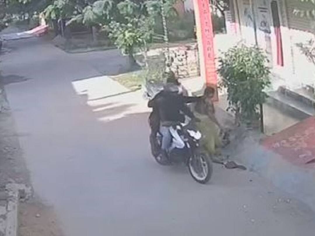 Chain snaching at keesara nagaram municipality rangareddy district. Theft 5 tulals gold కీసరలో దారుణం- ఇంటి పని చేసుకుంటున్న మహిళ మెడ నుంచి బంగారం చోరీ