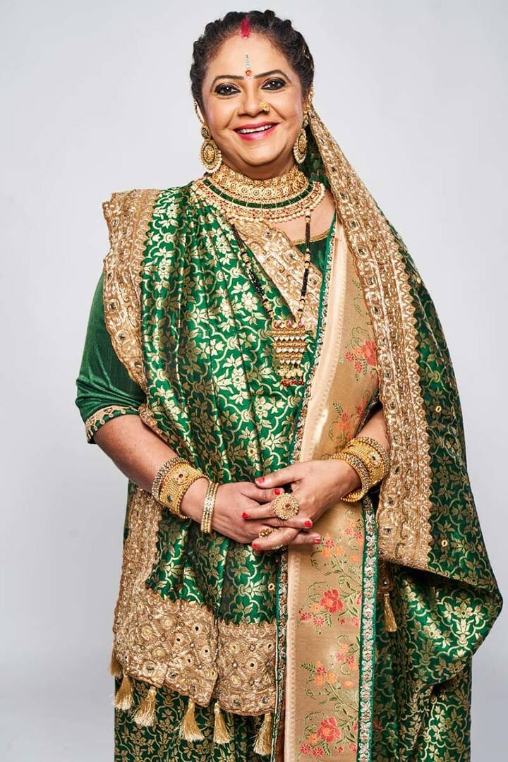 रूपल पटेल जब छठी क्लास में थीं, तभी उन्होंने अपनी बिल्डिंग के बच्चों को पढ़ाना शुरू कर दिया था. उस दौरान फीस के तौर पर रूपल को एक आंटी ने 60 रुपये दिए थे. वही उनकी पहली कमाई थी